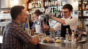 Máximo Soto mira atentamente cómo Lucas Rothschild, bartender de Los Galgos, le sirve un Negroni de grifo