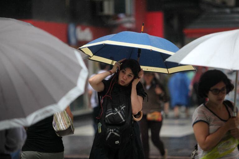 El SMN informó que "sobre el centro y sur del área de cobertura se registran lluvias y tormentas aisladas de variada intensidad"