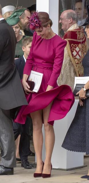 Kate, la duquesa de Cambridge, apostó por un look monocromo en color frambuesa y con vuelo de Alexander McQueen. En varios momentos tuvo que sujetar con la mano su sombrero y su vestido porque el viento le jugó una mala pasada. 