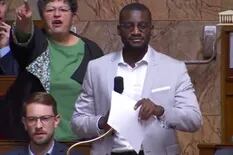 El comentario racista de un legislador de ultraderecha que obligó a suspender una sesión en el Parlamento