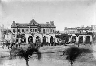Demolición de la Antigua Recova en Mayo de 1884. Detrás se ve el edificio de Correos y Telégrafos que será parte de la futura Casa Rosada.