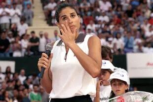 Febrero de 2000: en su primer partido desde el retiro profesional (1996), Gaby fue ovacionada por el público argentino en una exhibición en el BALTC, ante Anna Kournikova