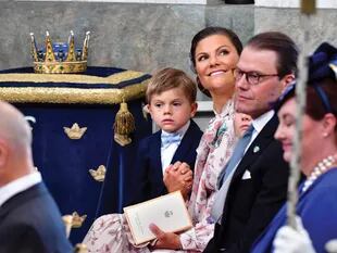 Victoria de Suecia, su marido, Daniel, y su hijo menor, Oscar. 
