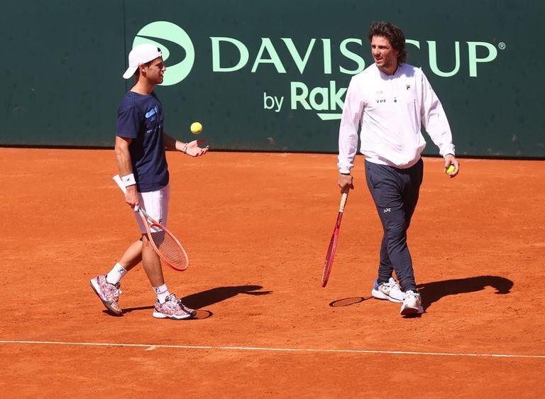 Diego Schwartzman y Gastón Gaudio, primer singlista y capitán del equipo argentino de Copa Davis, respectivamente.