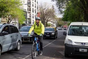 Los ciclistas que circulan hoy por la avenida Forest lo hacen en los mismos carriles que los automóviles