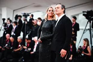 El actor italiano Claudio Santamaria y su esposa, Francesca Barra