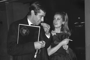 Catherine Denueve y Roger Vadim, en un evento realizado en París, en 1962