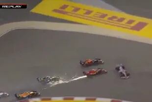 El accidente del comienzo: Pérez ya tocó a Leclerc, que se va de la pista junto con Verstappen