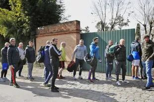 Los jugadores amateurs hacen fila para entrar a la quinta Los Abrojos, donde se hacen torneos de fútbol en los que suele participar Mauricio Macri, el dueño de casa