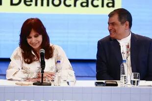 Cristina Kirchner y Rafael Correa durante el acto del Grupo de Puebla en el CCK