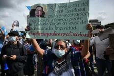 Una destitución, una confesión y huidas del país desatan protestas contra la corrupción en Guatemala