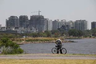 La costa del Ro de la Plata del lado de Vicente Lpez tiene amplios espacios verdes y pblicos que se fueron generando a lo largo de los aos