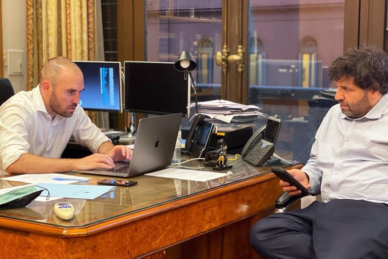 Martín Guzmán released a photo in which he is seen working hours before announcing a principle agreement with the IMF.
