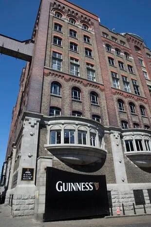 La fábrica Guinness reabrió en 2000 como museo, un delirio escénico extraordinariamente bien armado y repartido en siete pisos.