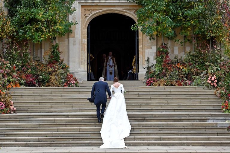 La princesa Eugenia de Gran Bretaña llega acompañada por su padre el Príncipe Andrew, Duque de York, a la Capilla de St George para su boda con Jack Brooksbank en el Castillo de Windsor