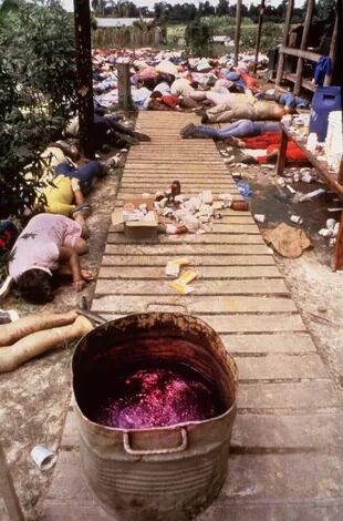 Una cubeta con cianuro entre los muertos de Jonestown