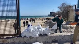 La gente llena bolsas de arena para defenderse de los impactos rusos en Odessa