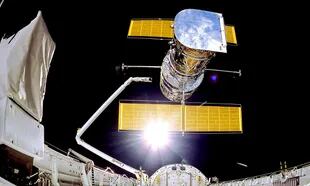 El telescopio Hubble cuando fue desplegado en órbita por un transbordador espacial