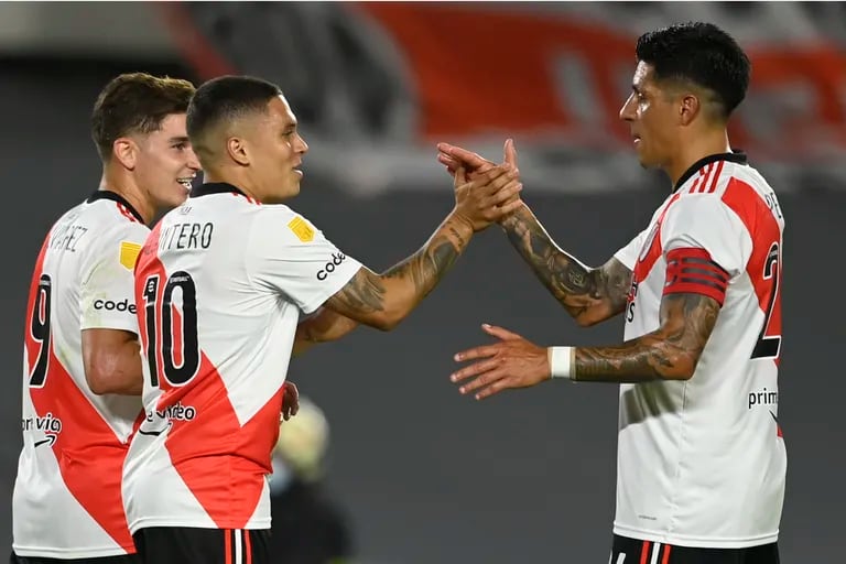 Enzo Pérez volvió de una lesión el fin de semana pasado; aquí, el saludo con Juanfer Quintero