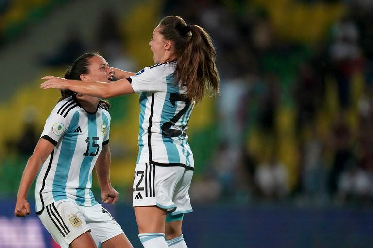 Celebran Bonsegundo y Estefanía Banini; la delantera debió aparecer en extrema defensa para salvar el arco cuando la Argentina estaba 1-0 arriba y Venezuela apretaba.