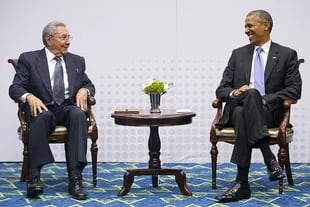Barack Obama and Rail Castro reunion in Cambre de las Amicas in Panam, 2015