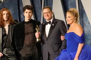 Holden Fletcher, Leland Francis y Jeanne Moore disfrutan en familia el triunfo de Brendan Fraser como mejor actor