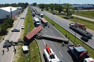 Impactante choque y vuelco entre dos camiones, un auto y una bicicleta a la altura de Campana