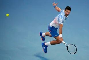 Novak Djokovic en acción en la semifinal ante Tommy Paul

