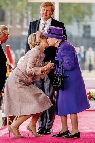 El primer encuentro entre Máxima de Holanda y la reina Isabel II, en 2018.