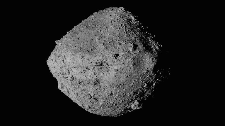 En esta imagen sin fecha proporcionada por la NASA se muestra al asteroide Bennu desde la sonda espacial Osiris-Rex. (NASA/Goddard/University of Arizona/CSA/York/MDA vía AP)