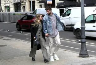 Gerard Piqué y Clara Chía son vistos caminando por la calle 