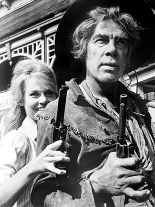 Jane Fonda y Lee Marvin en La Tigresa del Oeste