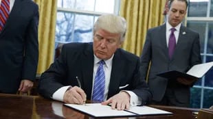 Trump firmó un decreto que limita la entrada a EE.UU. de inmigrantes y refugiados de países musulmanes