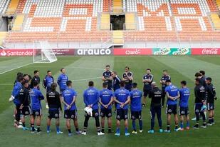 Una imagen del primer entrenamiento de Chile en el estadio "Zorros del Desierto" de Calama, donde recibirá a la Argentina este jueves
