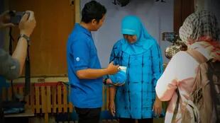 Por toda la ciudad de Yogyakarta dejaron cubos de agua con los huevos infectados para criar una población de mosquitos que luego liberaron.