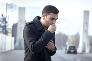Los tos con expectoración es el síntoma principal de la tuberculosis