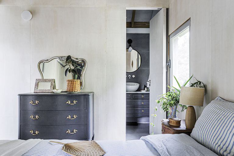 Foto de un dormitorio con baño en suite en los que hay cómodas  recicladas con pátina gris oscuro.