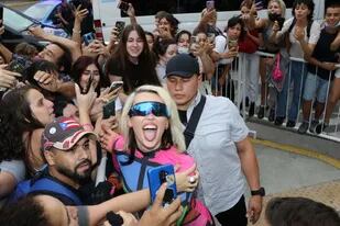 Tras esquivar seguridad y protocolos, Miley Cyrus se acercó a saludar a sus fans argentinos