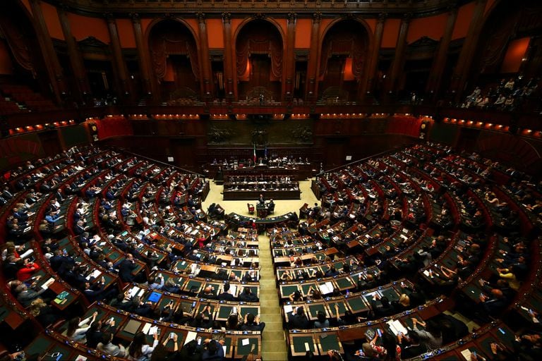 Aiello cambia su lugar en el Parlamento y las cámaras no pueden enfocarla