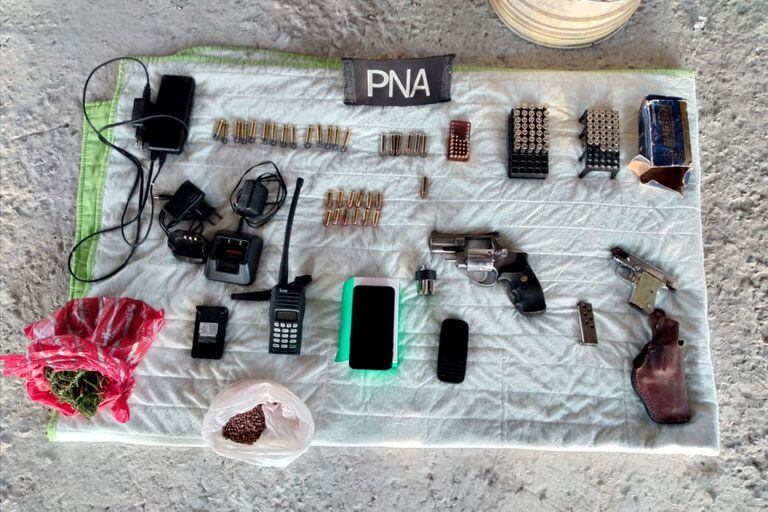 las armas encontradas en el operativo que derivó en la captura de Alcides Medina Brítez