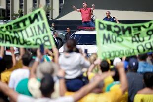 El presidente brasileño Jair Bolsonaro durante una marcha en su favor sin barbijos ni cuidados, en abril del año pasado