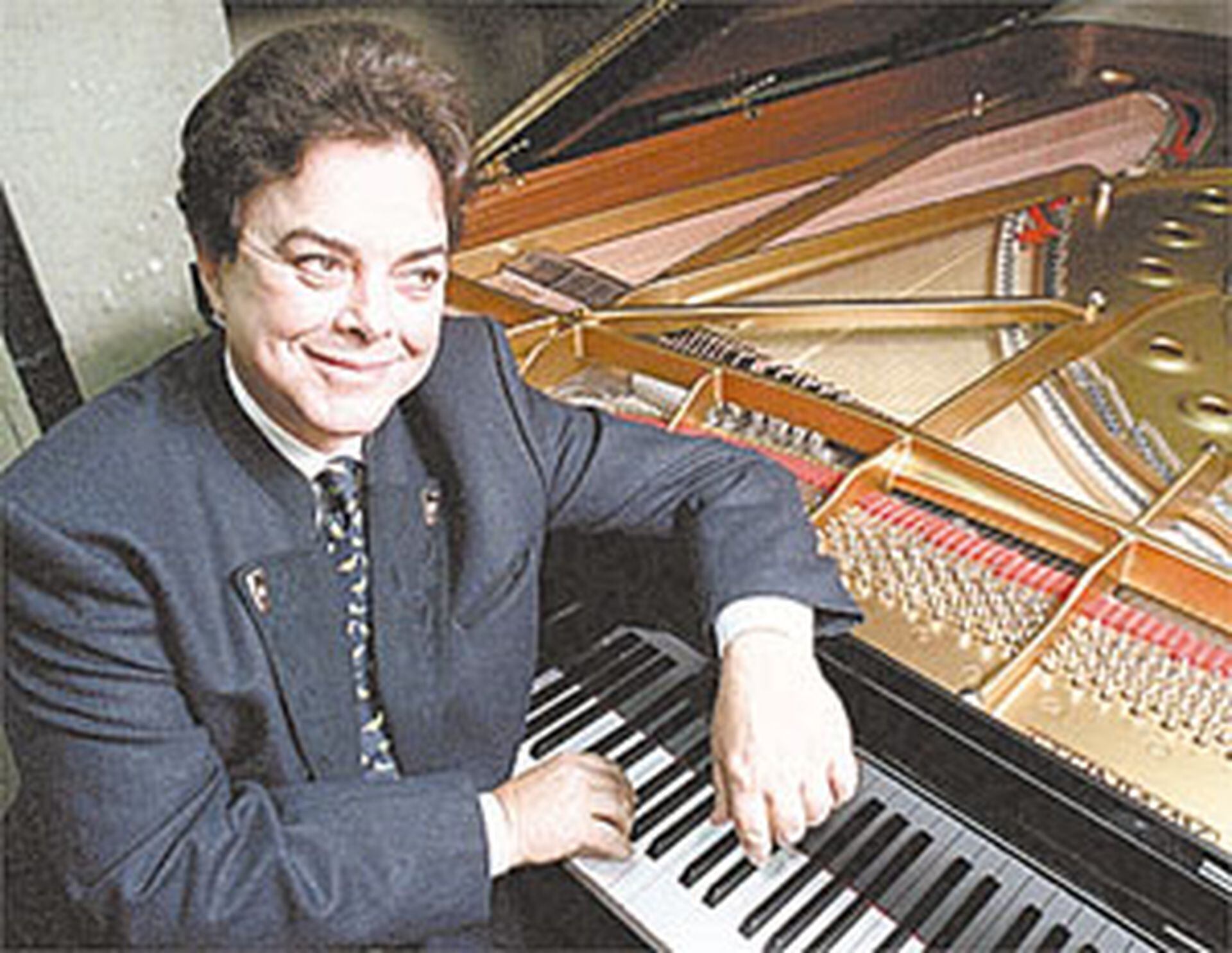 Bruno Gelber junto a un piano, el instrumento que es su alter ego