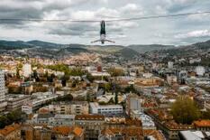 Impactantes imágenes de un campeón de Slacklining a 97 metros de altura en Sarajevo