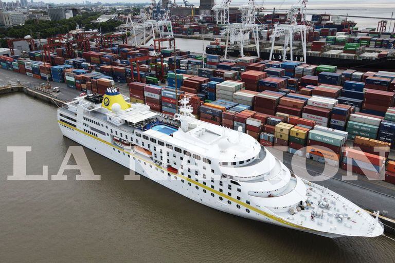 Crucero Hamburg ayer en el puerto de Buenos Aires.