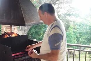 Preparando un asado en casa de sus suegros, en Europa.