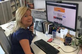 Lisa Davies, editora ejecutiva del Sydney Morning Herald, en su espacio de trabajo en la redacción previa a la pandemia