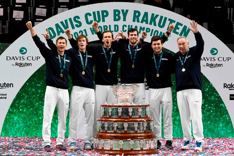 De izquierda a derecha: Evgeny Donskoy, Andrey Rublev, Daniil Medvedev, Karen Khachanov, Aslan Karatsev y Shamil Tarpischev, capitán de la Copa Davis; los campeones posan con el trofeo en Madrid