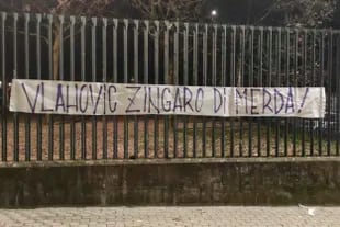 Pancartas con insultos de los aficionados de Fiorentina contra Vlahovic ante su transferencia a Juventus. 
