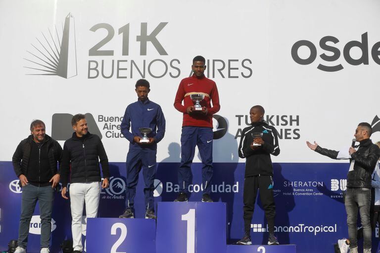 El podio masculino, con el etíope Gerba Beyata Dibaba, su compatriota Dinkalem Ayele Adane y el keniata Félix Kibitok