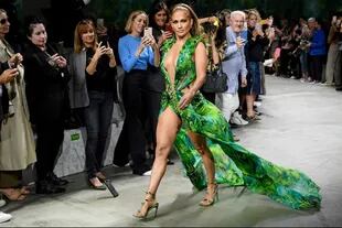 No le pasa el tiempo. Jennifer Lopez, 19 años después del momento fashion por excelencia de los Grammy